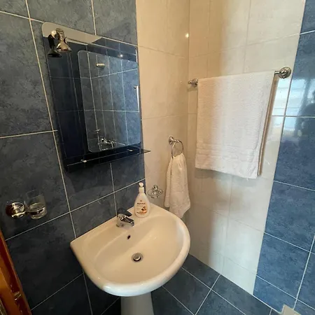 Lovely 3-bedroom Rei Appartamento
